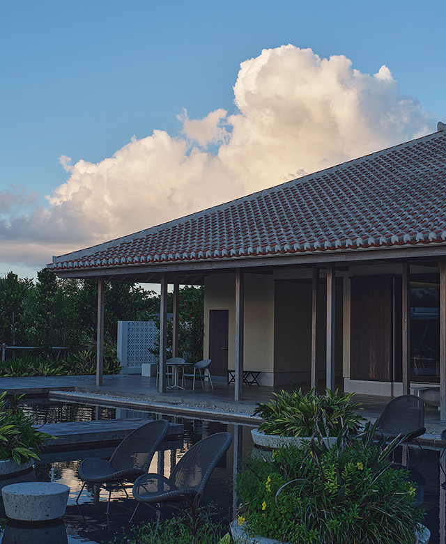 星のや沖縄。集いの館越しに見た空の情景