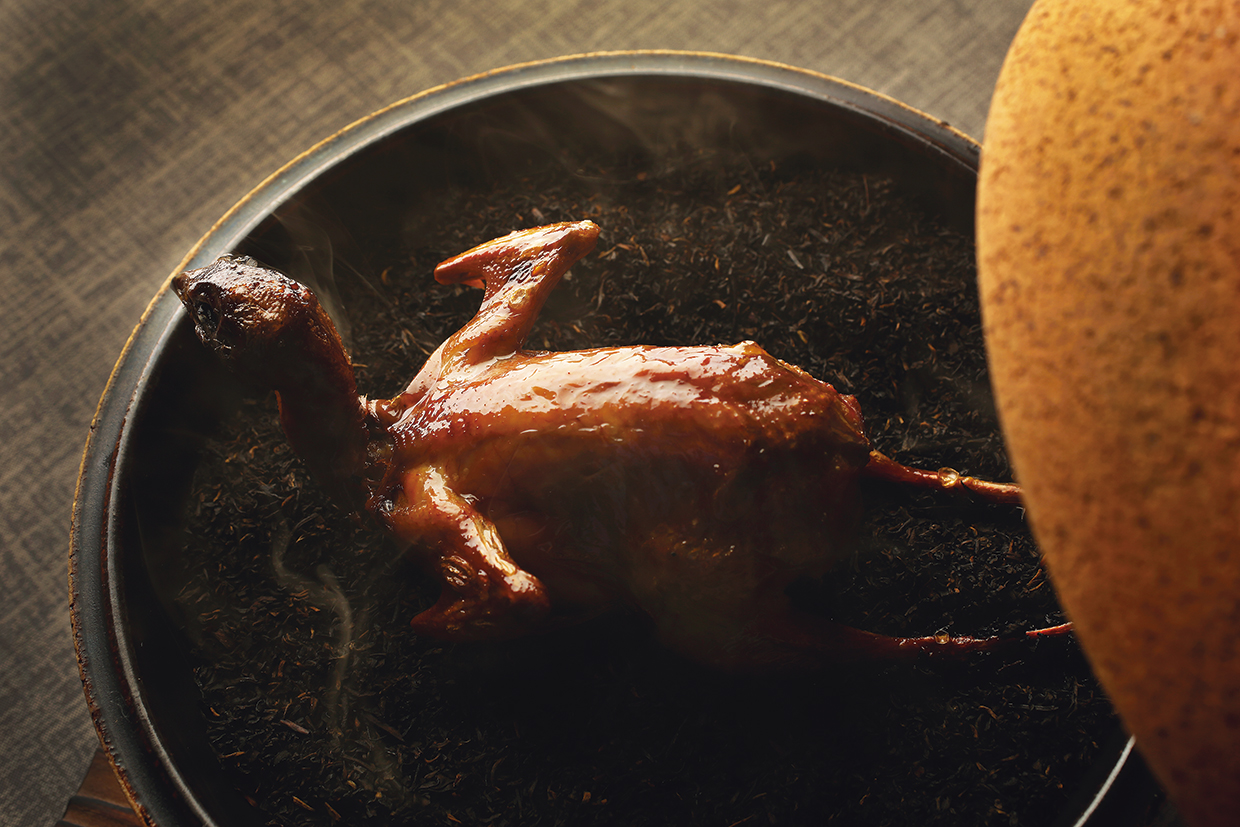 慈華、ウズラの丸揚げを茶葉で燻す