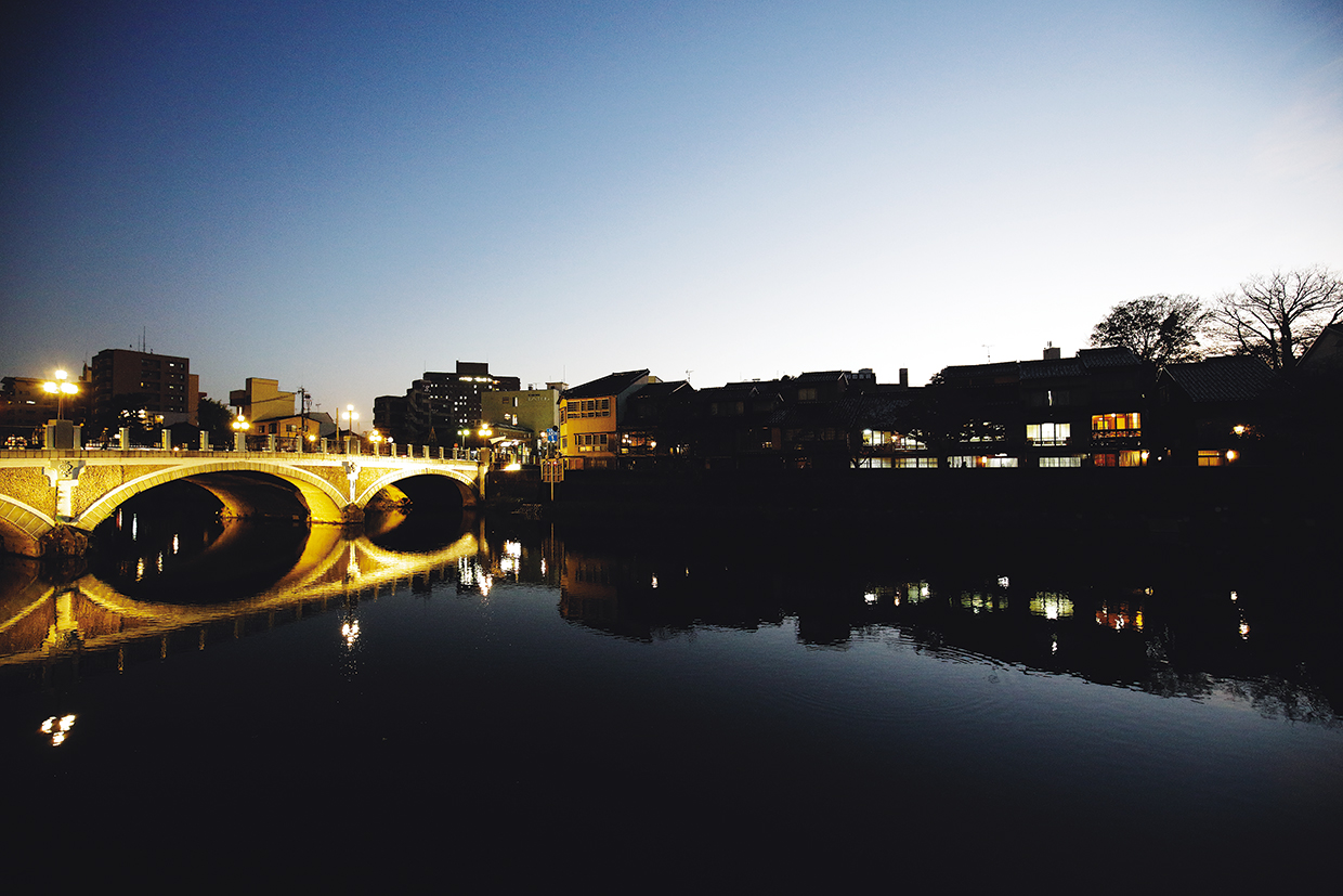 金沢、ひがし茶屋街と主計町茶屋街を結ぶ浅野川大橋