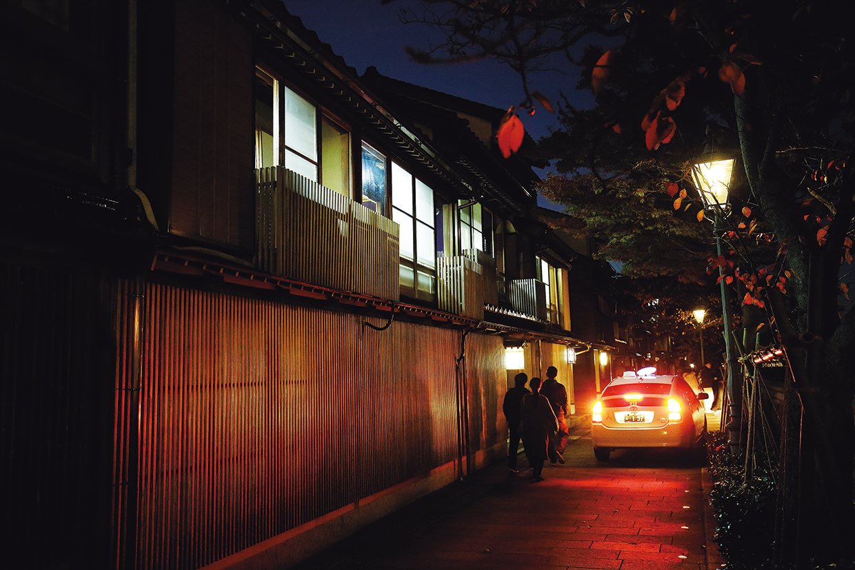 金沢、川沿いに並ぶ茶屋建築