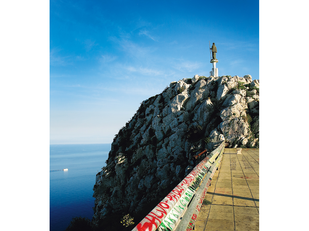 パレルモを見守るように鎮座する、守護聖人サンタ・ロザリア