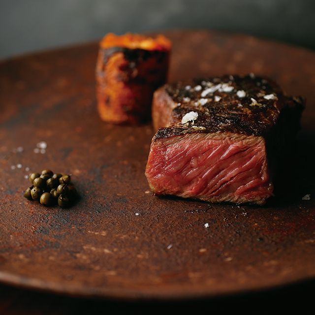 自然と人をつなげる薪焼きの肉