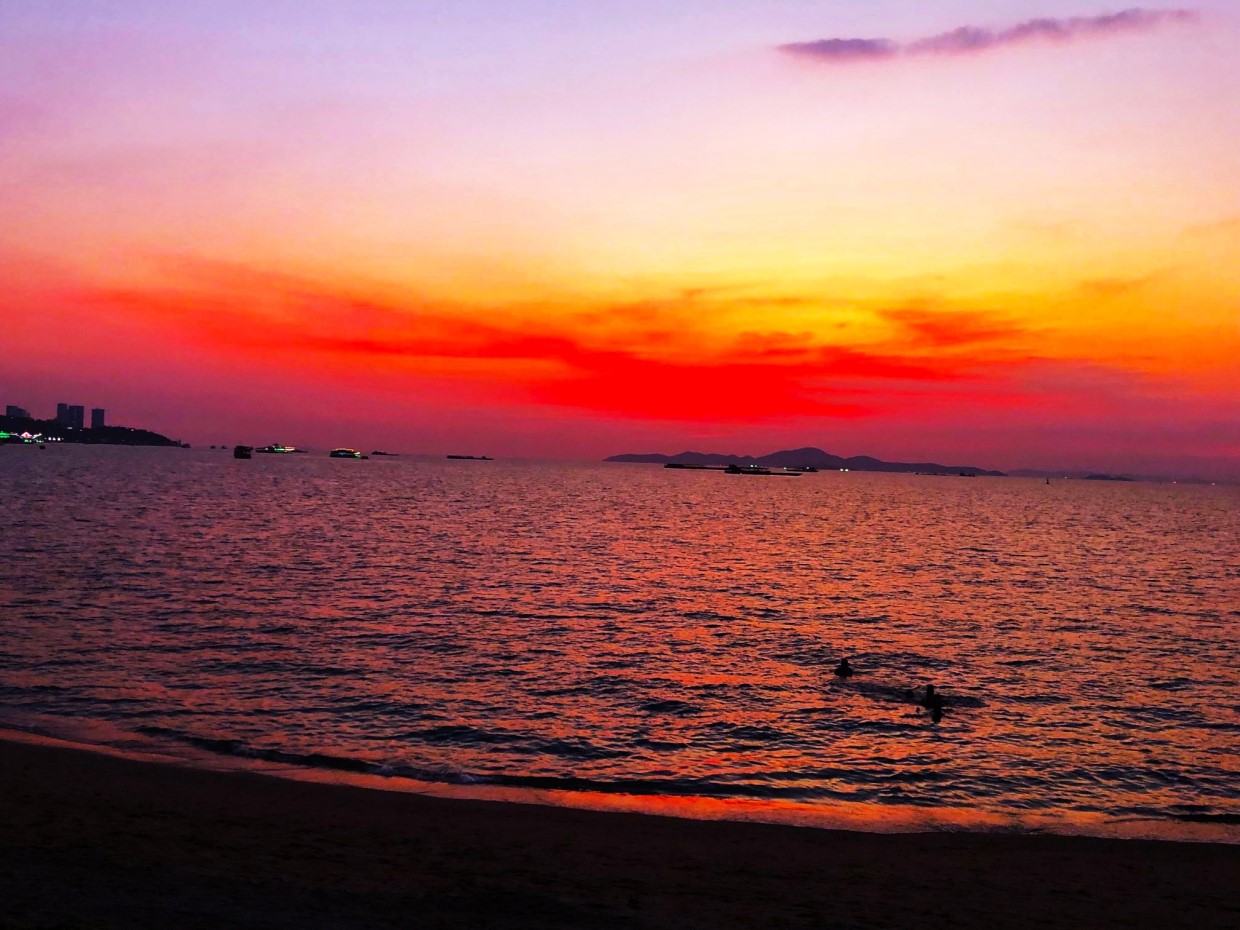 にぎわいリゾートに、白浜と庭園の隠れオアシス、デュシタニ パタヤ