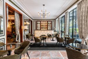 エトワール凱旋門を望むホテルでロマンチックなパリの逸話に浸る、ホテル ナポレオン・パリ