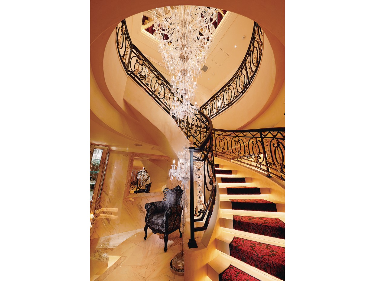 優雅なる非日常へ、選ばれし者への招待状、ザ・スイート