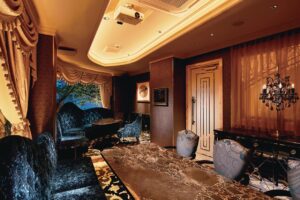 優雅なる非日常へ、選ばれし者への招待状、ザ・スイート